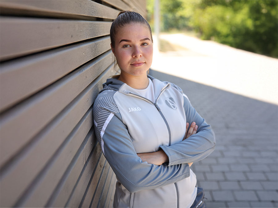 Zwei Frauen tragen Trainingsjacken von JAKO
