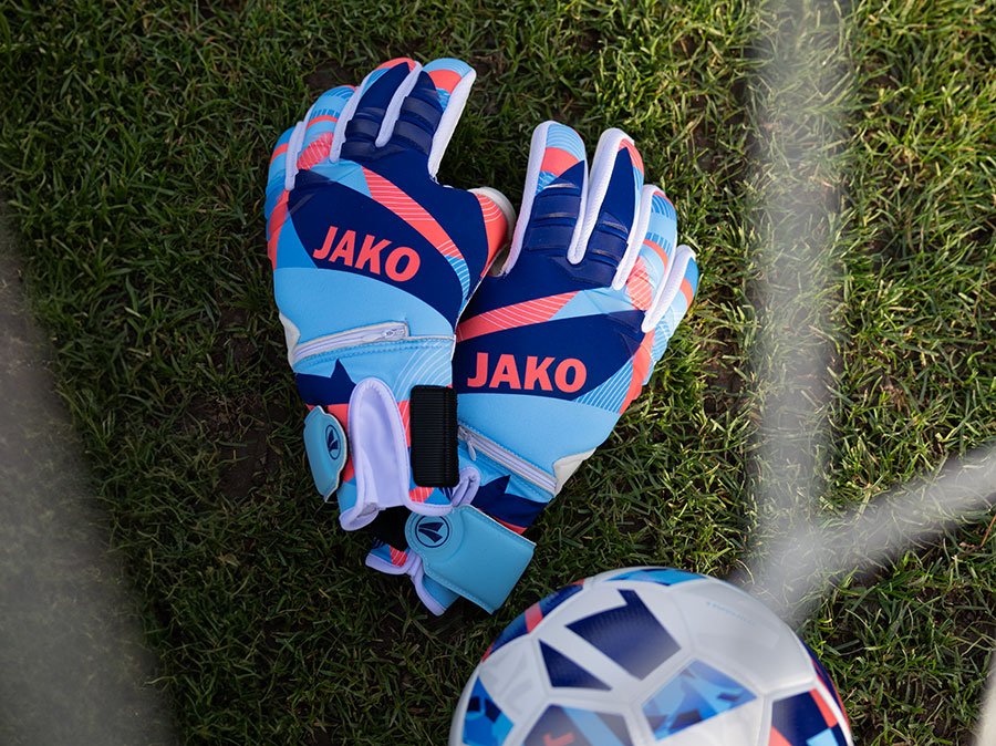 Gants de gardien de but de JAKO avec un ballon de football