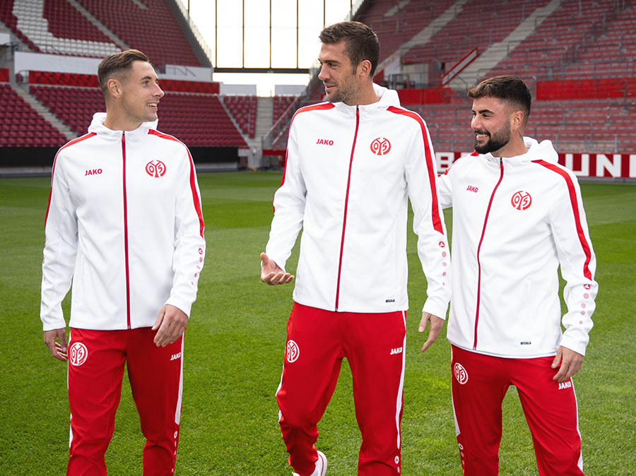 Joueurs de football en shorts d'entraînement JAKO