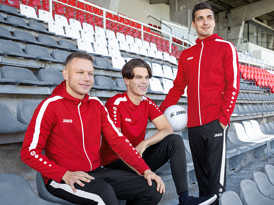 Deux athlètes en vestes d'entraînement JAKO