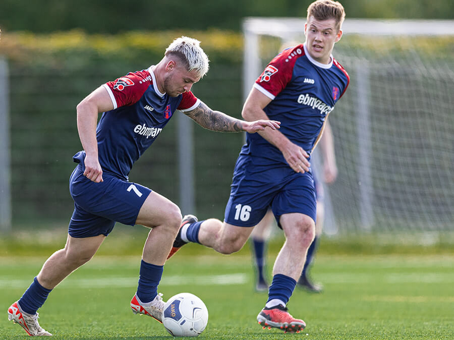 Deux joueurs du FSV Hollenbach dans des maillots JAKO