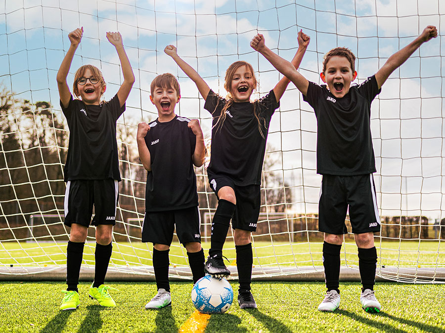 Un groupe d'enfants en chemises JAKO avec des shorts JAKO assortis