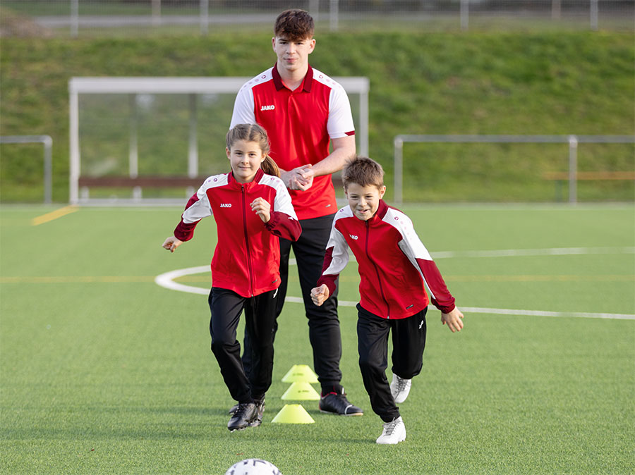 Deux enfants dans des vestes d'entraînement JAKO du VfB Stuttgart