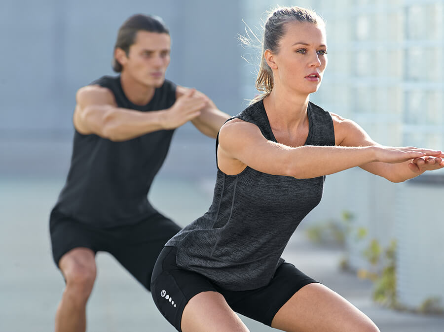 Pärchen beim gemeinsamen Fitness-Training in JAKO-Outfits