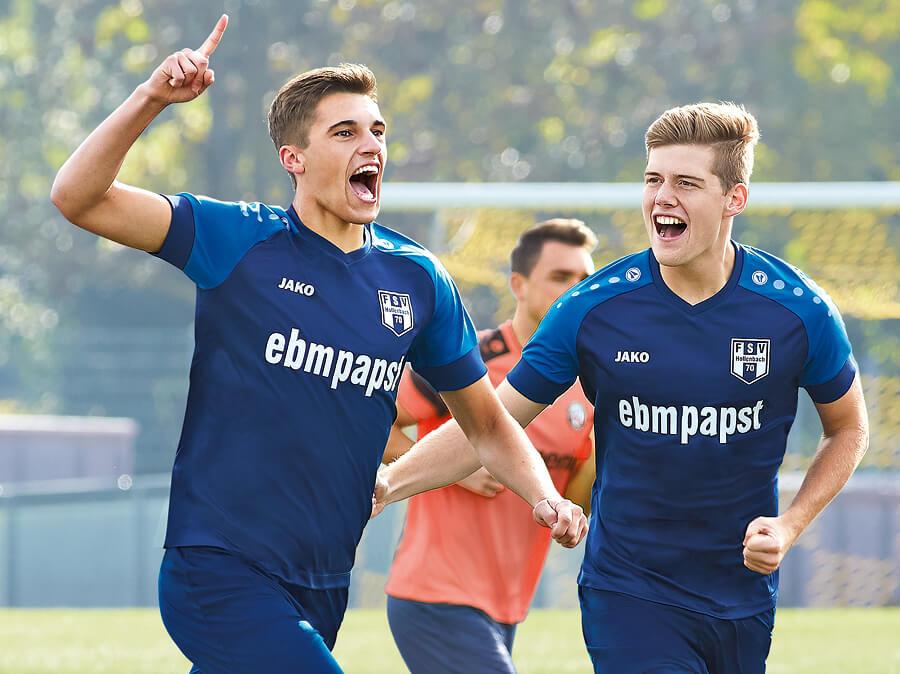 Jubelnde Fußballer in JAKO-Trikots