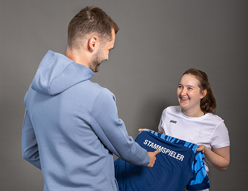 Mitarbeiterinnen in einer Umkleidekabine mit einem JAKO Trikot
