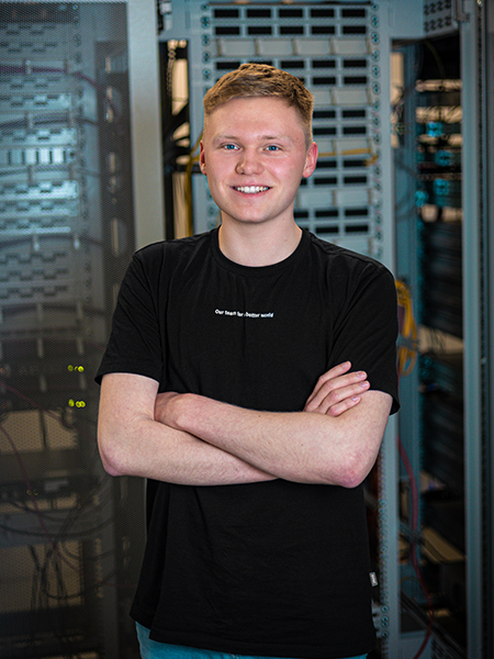 Azubi bei JAKO vor einem Schaltschrank im Serverraum