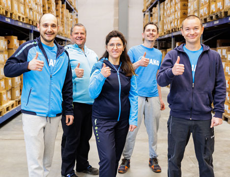 Mitarbeiterin im Lager von JAKO