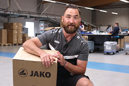 Logistikmitarbeiterin bei JAKO im Lager