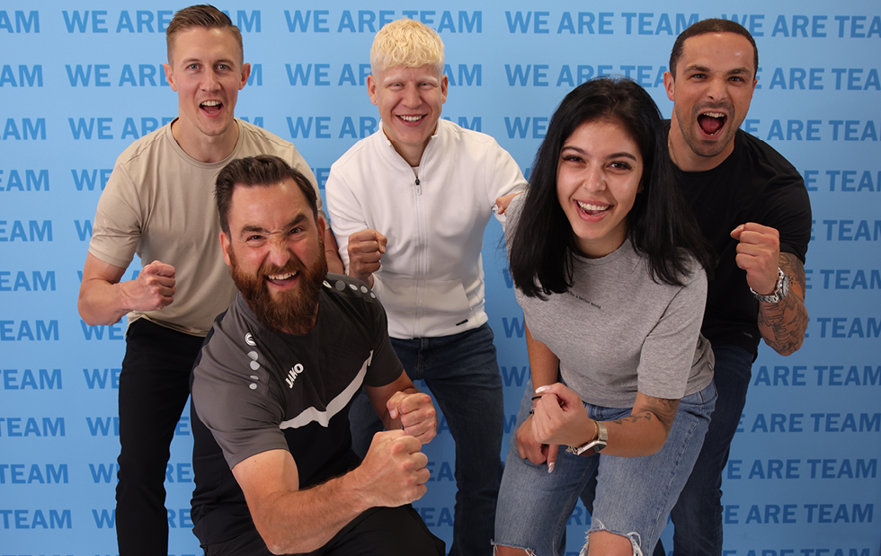 Das JAKO Digital-Team vor der WE ARE TEAM Pressewand
