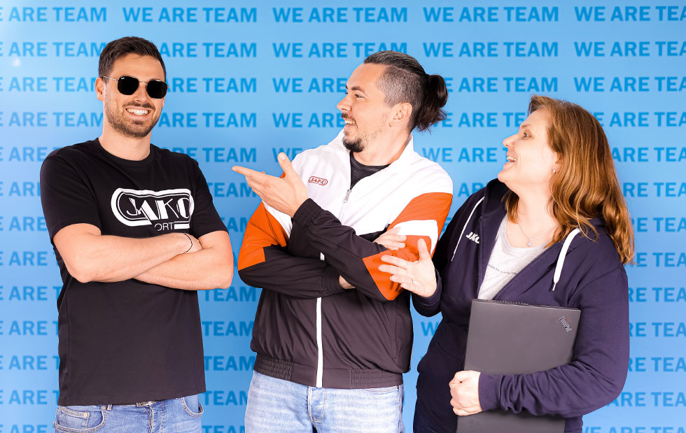 Das JAKO Digital-Team vor der WE ARE TEAM Pressewand