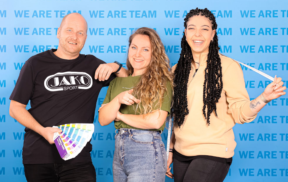 Das JAKO Produkt-Team vor der WE ARE TEAM Pressewand