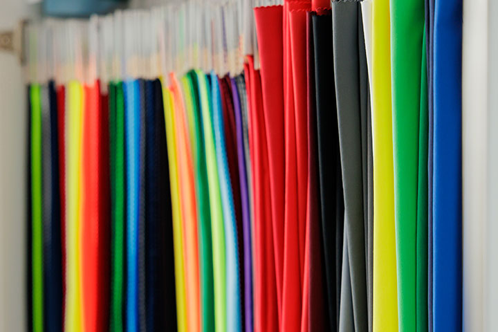 Verschiedene Stoffmuster hängen in einem Schrank 
