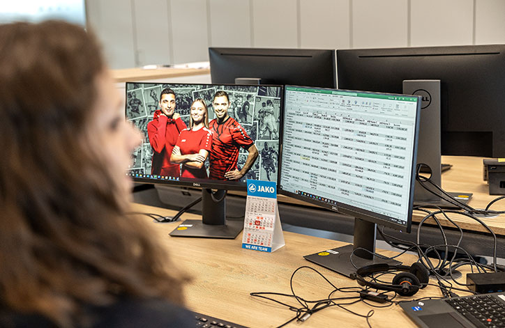 Mitarbeiterin von JAKO im Bereich Finanzen vor einem Bildschirm mit Excel-Tabellen