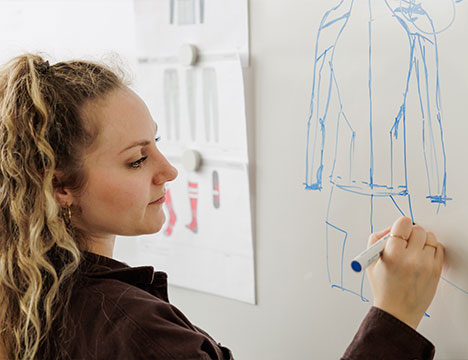 Mitarbeiterin von JAKO zeichnet Ihre Produktideen auf ein Whiteboard