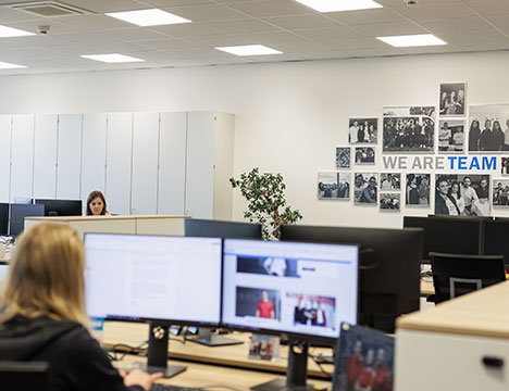 Mitarbeiterinnen von JAKO in den modernen Bürogebäuden