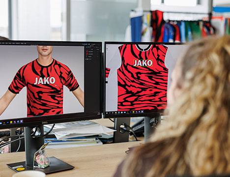 Mitarbeiterin im Produkt-Bereich arbeitet in einem 3D-Programm