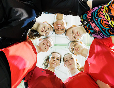 Spielerinnen einer Volleyballmannschaft mit JAKO Sportkleidung