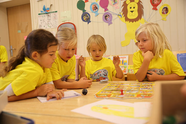 Kinder an einem Basteltisch im Kindergarten in Mulfingen