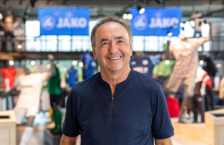 Mitarbeiterin aus der Logistik bei JAKO mit einem Stapel Pakete