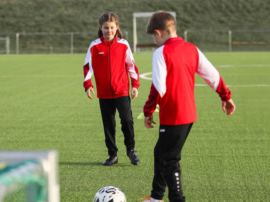 Groupe d'enfants en pantalon d'entraînement de JAKO